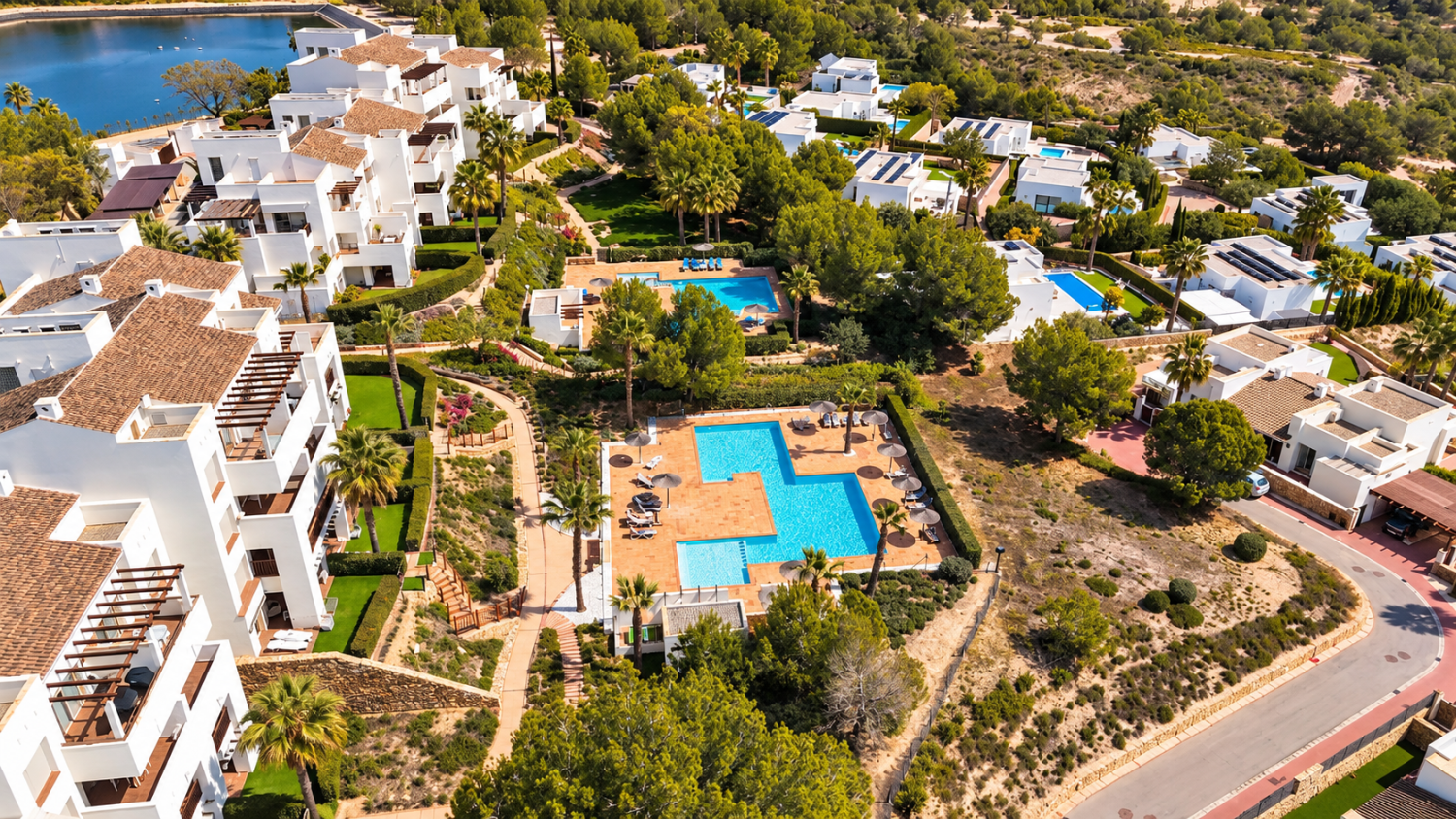 EXCLUSIVO ÁTICO CON TERRAZA DE 37 M², VISTAS AL MAR, GARAJE Y TRASTERO EN LAS COLINAS GOLF