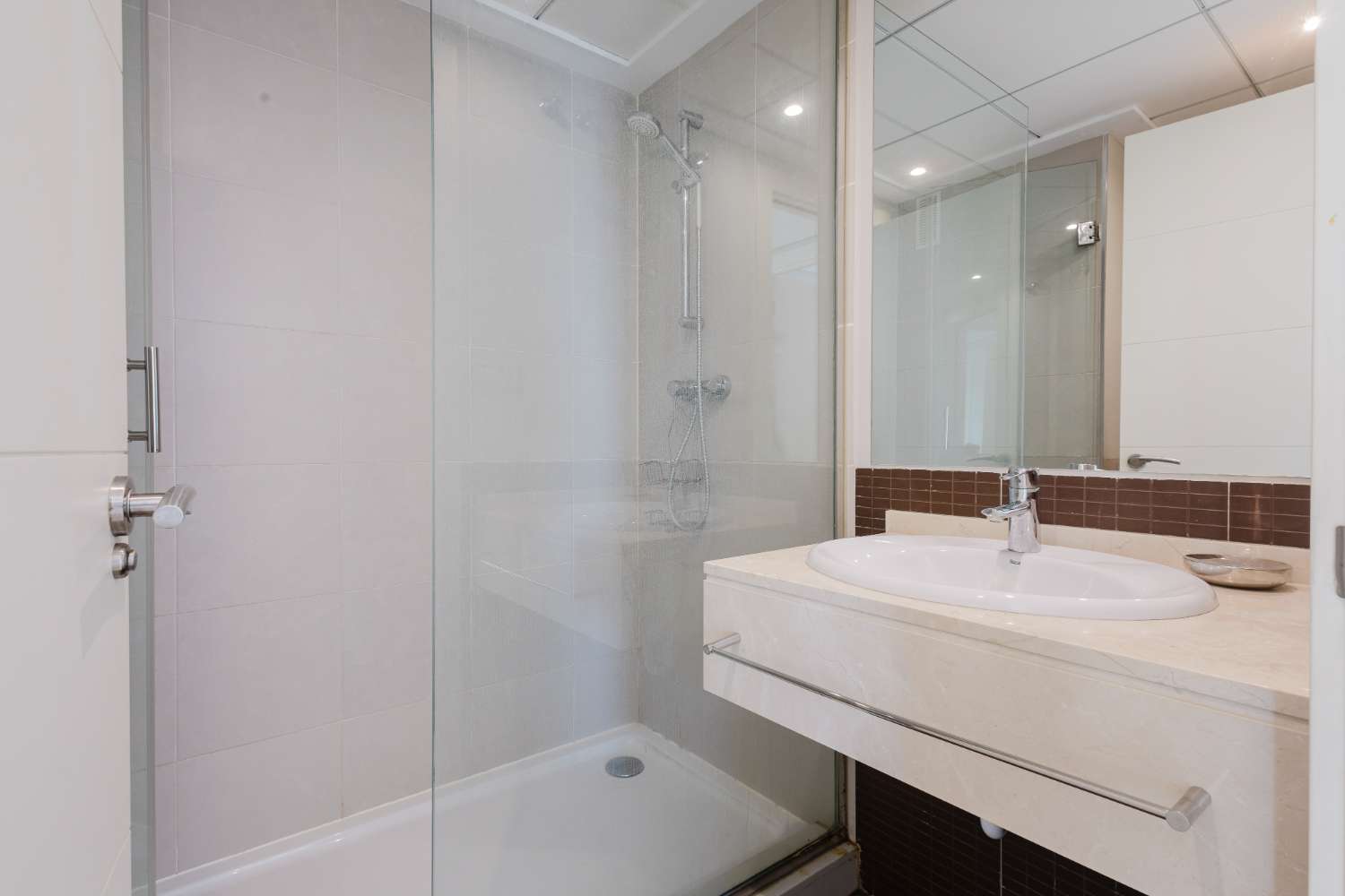 EXCLUSIVO ÁTICO CON TERRAZA DE 37 M², VISTAS AL MAR, GARAJE Y TRASTERO EN LAS COLINAS GOLF