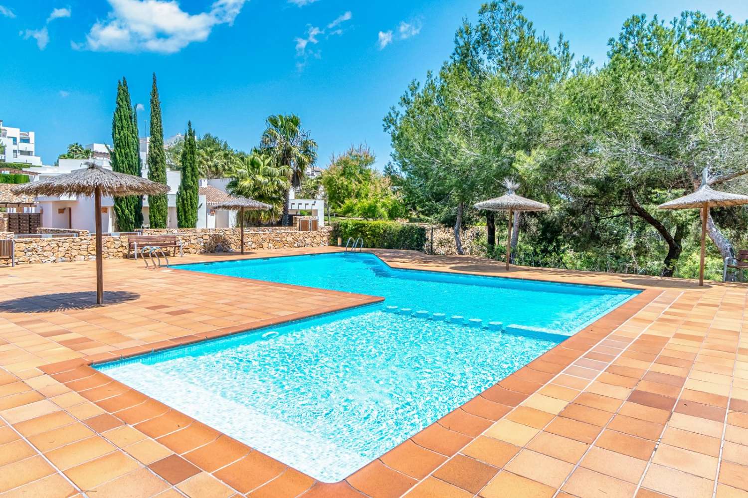 EXCLUSIVO ÁTICO CON TERRAZA DE 37 M², VISTAS AL MAR, GARAJE Y TRASTERO EN LAS COLINAS GOLF