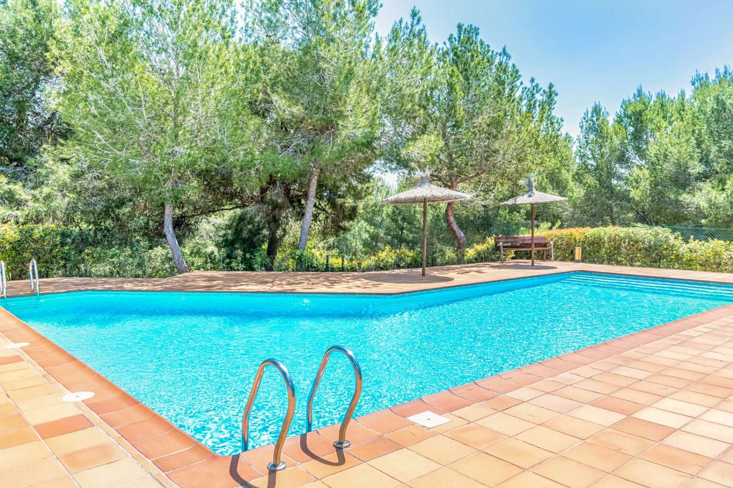 EXCLUSIVO ÁTICO CON TERRAZA DE 37 M², VISTAS AL MAR, GARAJE Y TRASTERO EN LAS COLINAS GOLF
