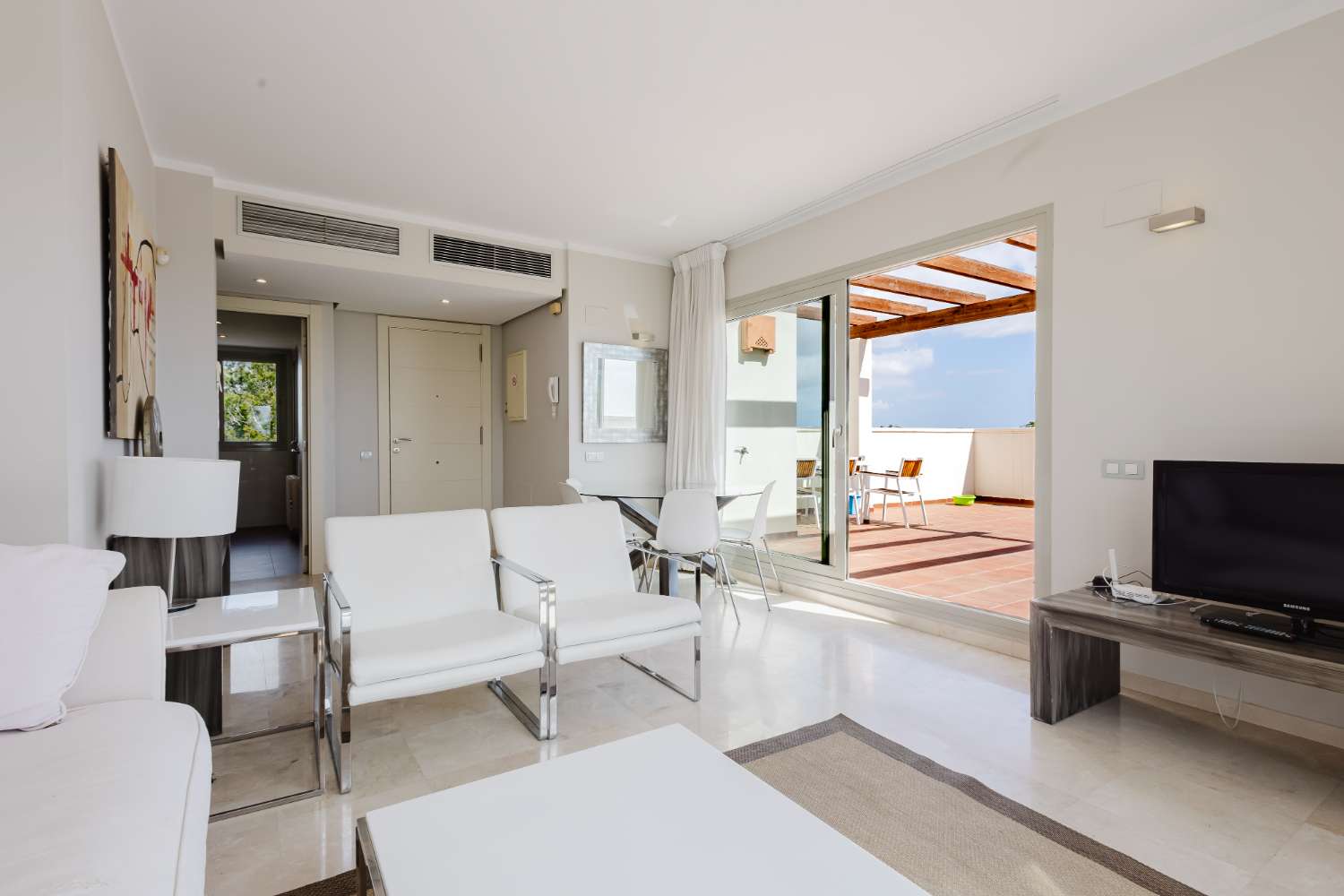 EXCLUSIVO ÁTICO CON TERRAZA DE 37 M², VISTAS AL MAR, GARAJE Y TRASTERO EN LAS COLINAS GOLF