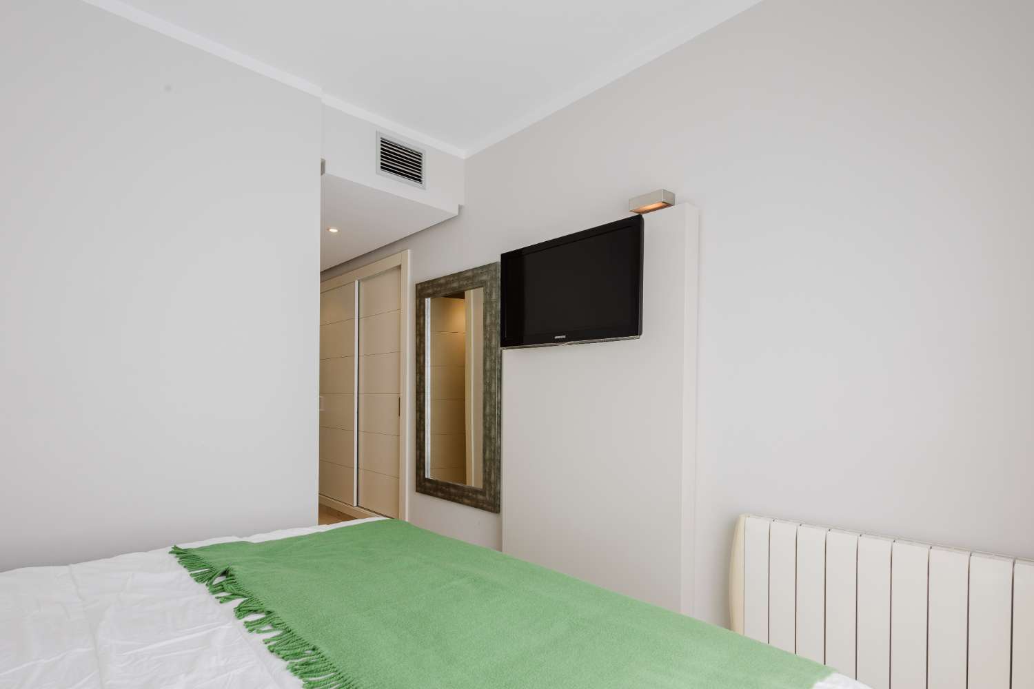 EXCLUSIVO ÁTICO CON TERRAZA DE 37 M², VISTAS AL MAR, GARAJE Y TRASTERO EN LAS COLINAS GOLF