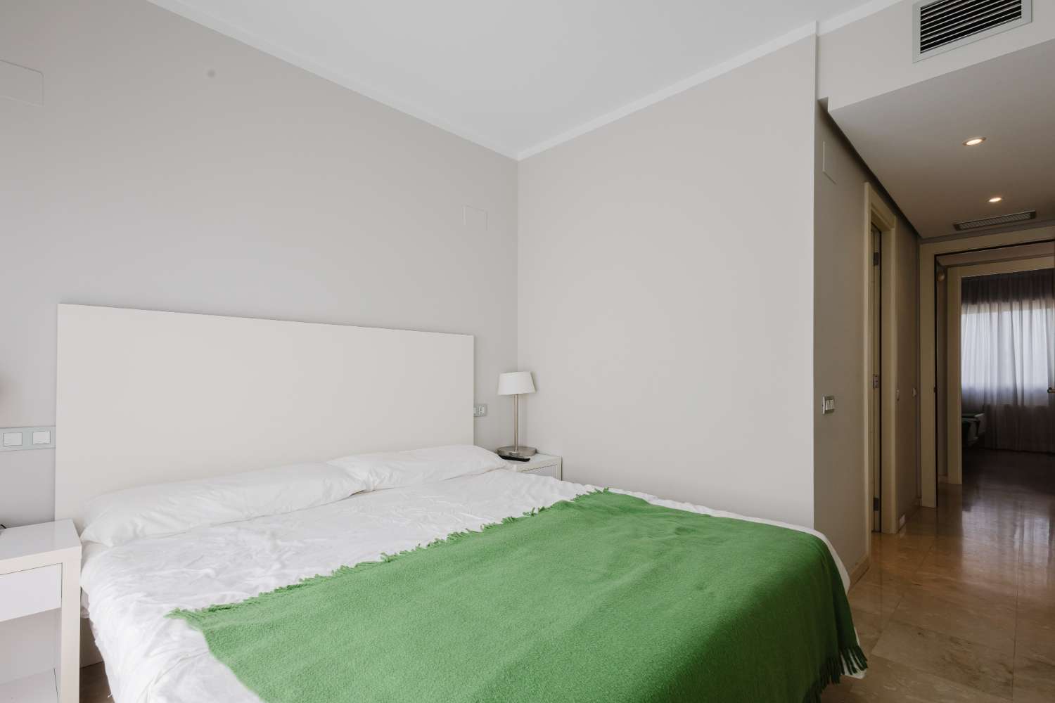 EXCLUSIVO ÁTICO CON TERRAZA DE 37 M², VISTAS AL MAR, GARAJE Y TRASTERO EN LAS COLINAS GOLF