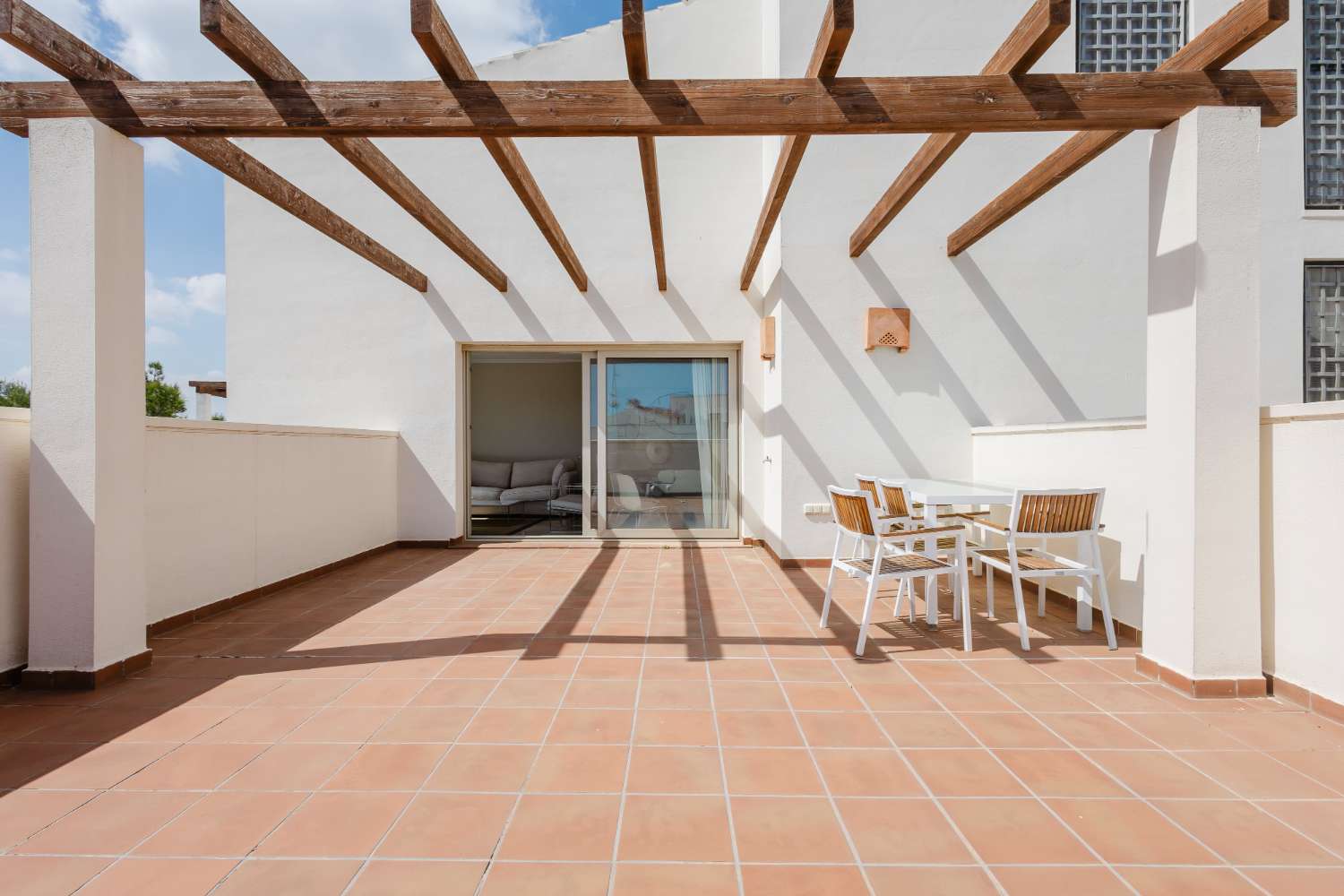 EXCLUSIVO ÁTICO CON TERRAZA DE 37 M², VISTAS AL MAR, GARAJE Y TRASTERO EN LAS COLINAS GOLF