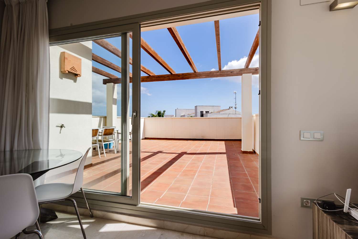EXCLUSIVO ÁTICO CON TERRAZA DE 37 M², VISTAS AL MAR, GARAJE Y TRASTERO EN LAS COLINAS GOLF