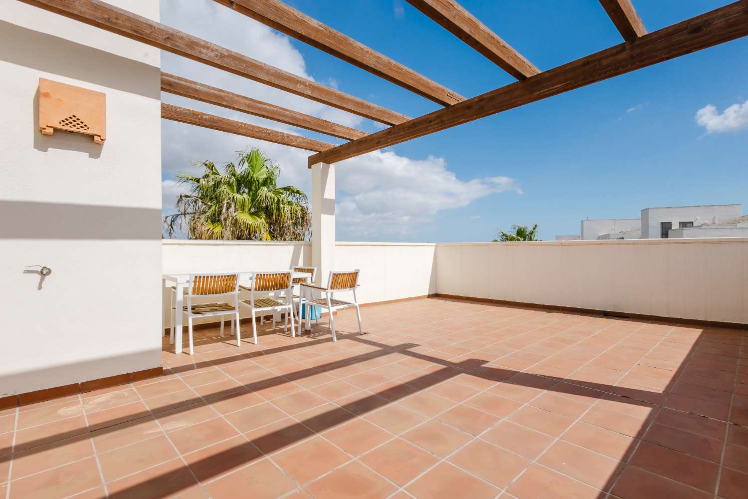 EXCLUSIVO ÁTICO CON TERRAZA DE 37 M², VISTAS AL MAR, GARAJE Y TRASTERO EN LAS COLINAS GOLF