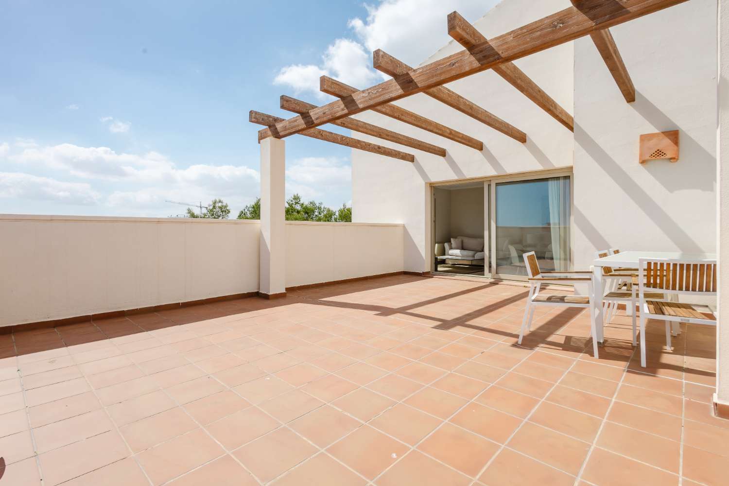 EXCLUSIVO ÁTICO CON TERRAZA DE 37 M², VISTAS AL MAR, GARAJE Y TRASTERO EN LAS COLINAS GOLF