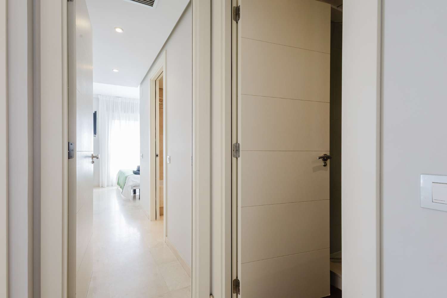 EXCLUSIVO ÁTICO CON TERRAZA DE 37 M², VISTAS AL MAR, GARAJE Y TRASTERO EN LAS COLINAS GOLF