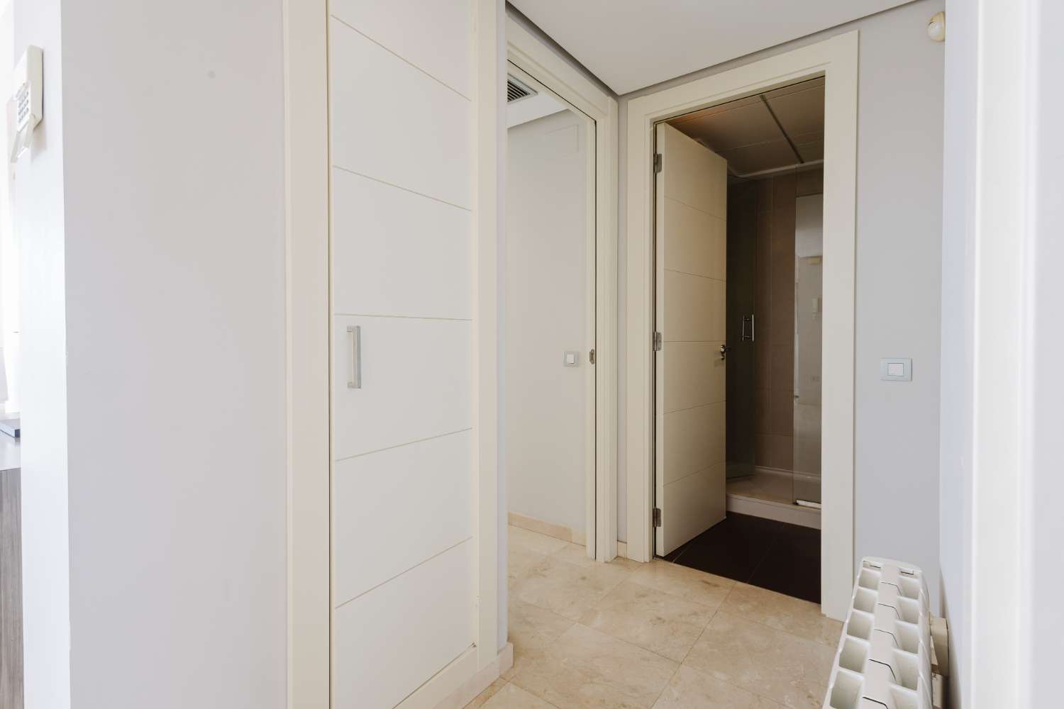 EXCLUSIVO ÁTICO CON TERRAZA DE 37 M², VISTAS AL MAR, GARAJE Y TRASTERO EN LAS COLINAS GOLF