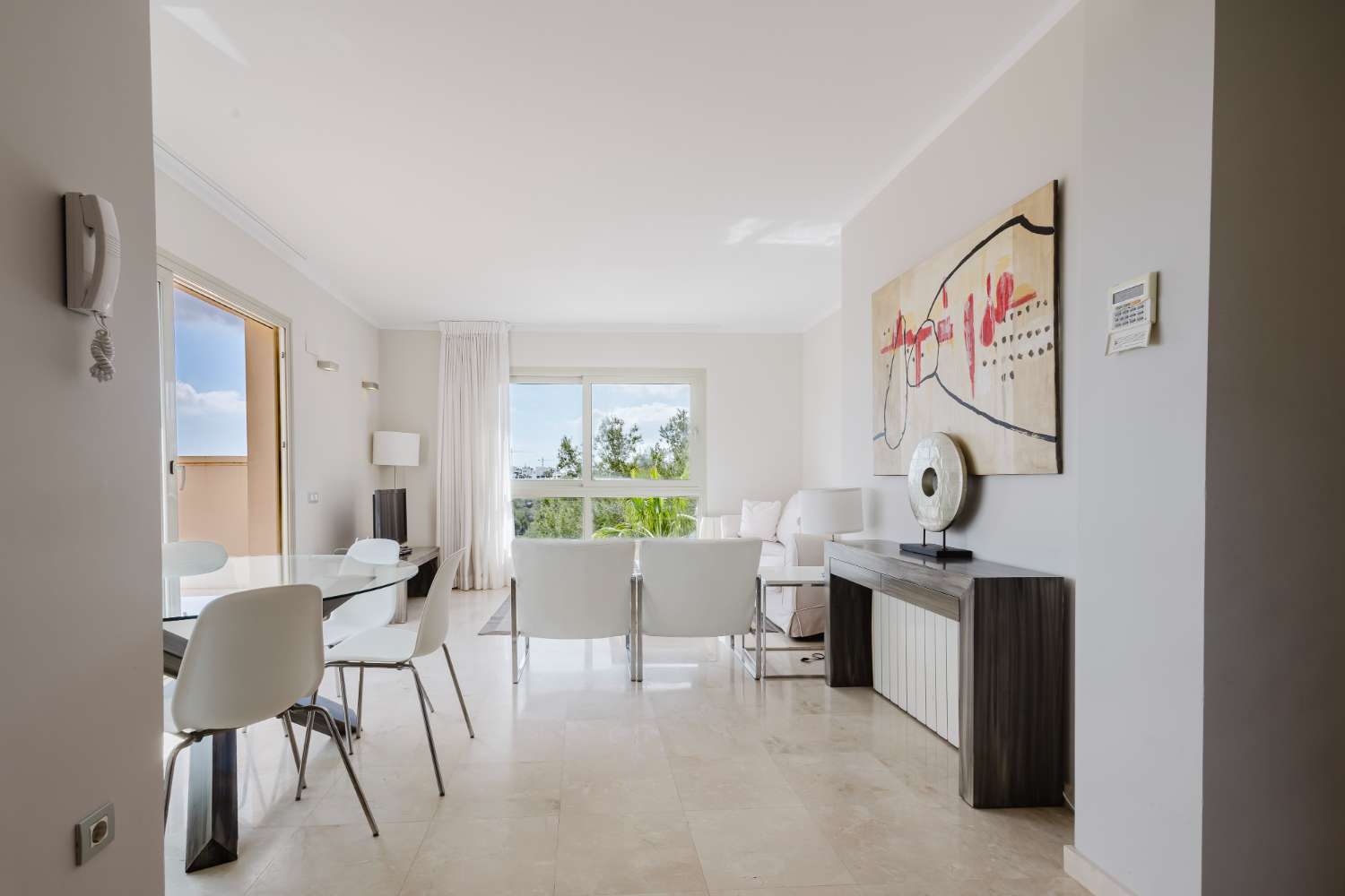 EXCLUSIVO ÁTICO CON TERRAZA DE 37 M², VISTAS AL MAR, GARAJE Y TRASTERO EN LAS COLINAS GOLF
