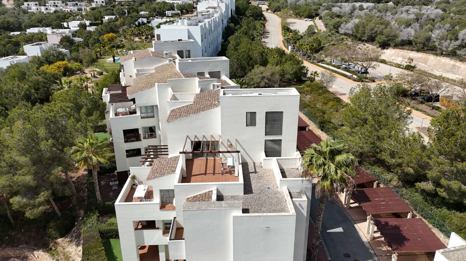 EXCLUSIVO ÁTICO CON TERRAZA DE 37 M², VISTAS AL MAR, GARAJE Y TRASTERO EN LAS COLINAS GOLF