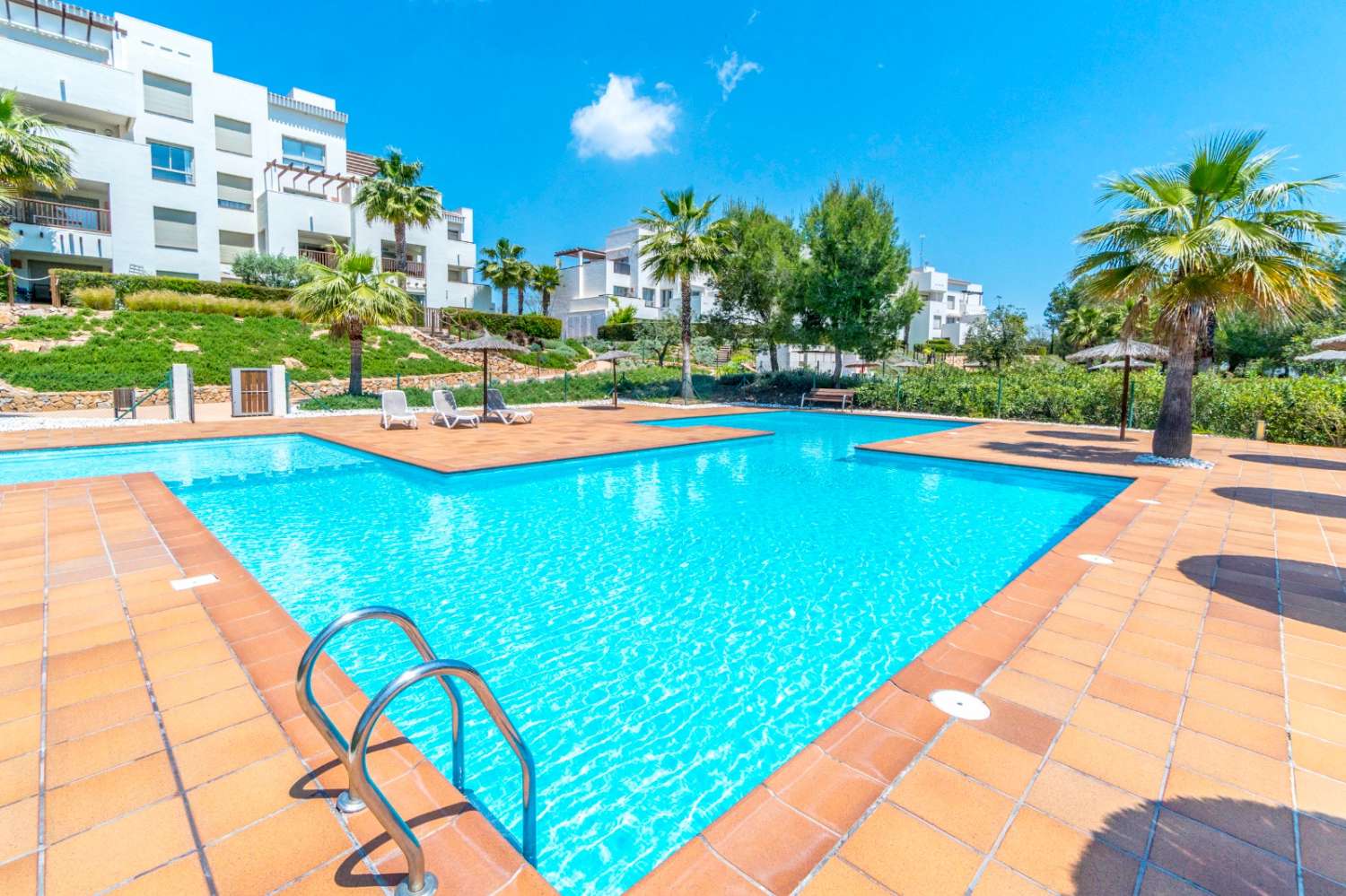 EXCLUSIVO ÁTICO CON TERRAZA DE 37 M², VISTAS AL MAR, GARAJE Y TRASTERO EN LAS COLINAS GOLF