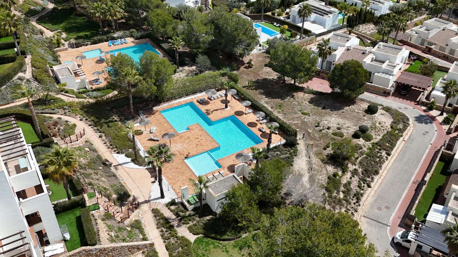 EXCLUSIVO ÁTICO CON TERRAZA DE 37 M², VISTAS AL MAR, GARAJE Y TRASTERO EN LAS COLINAS GOLF