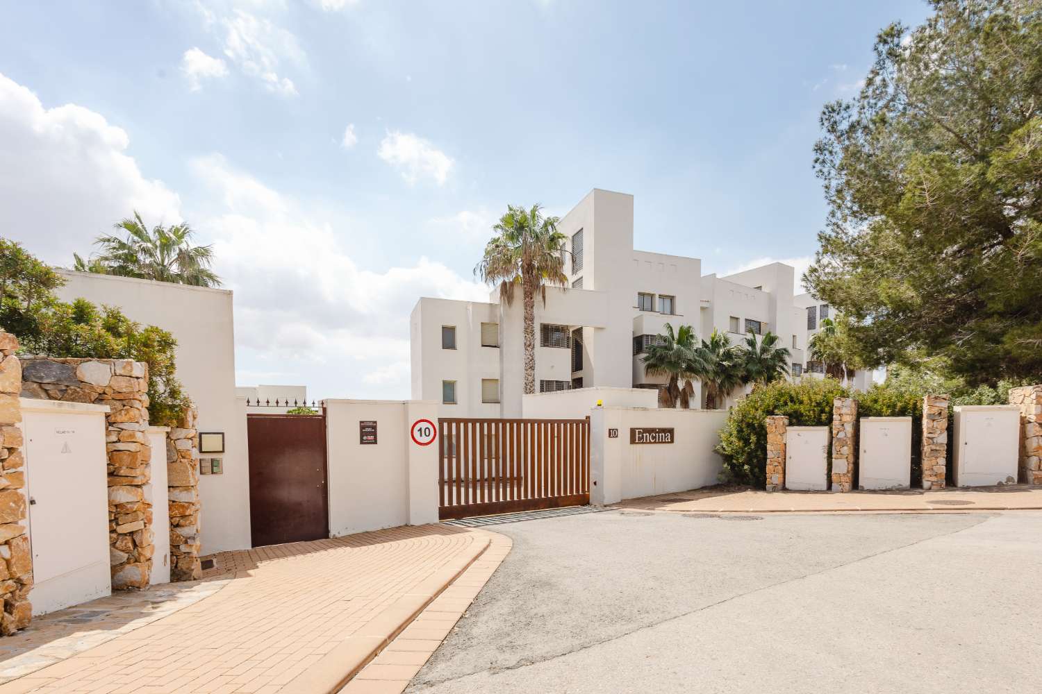 EXCLUSIVO ÁTICO CON TERRAZA DE 37 M², VISTAS AL MAR, GARAJE Y TRASTERO EN LAS COLINAS GOLF