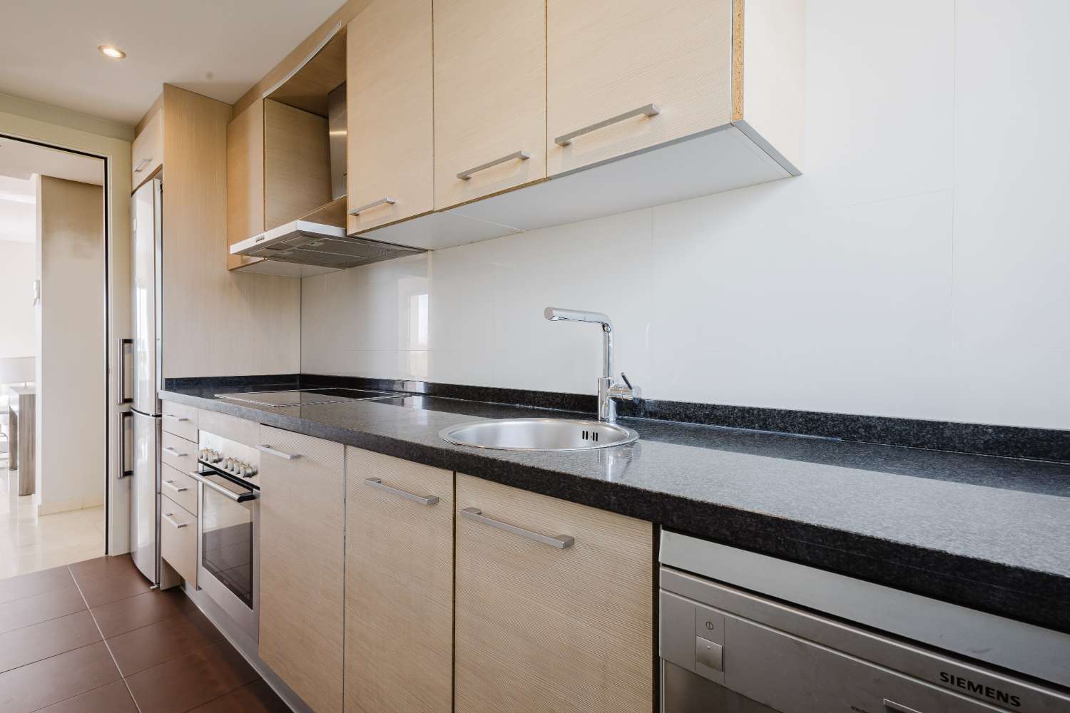 EXCLUSIVO ÁTICO CON TERRAZA DE 37 M², VISTAS AL MAR, GARAJE Y TRASTERO EN LAS COLINAS GOLF