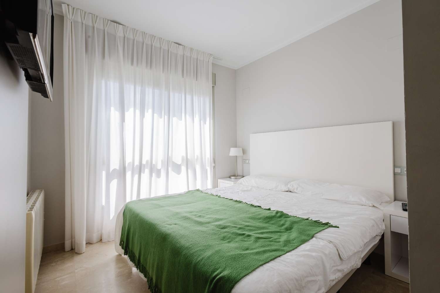EXCLUSIVO ÁTICO CON TERRAZA DE 37 M², VISTAS AL MAR, GARAJE Y TRASTERO EN LAS COLINAS GOLF