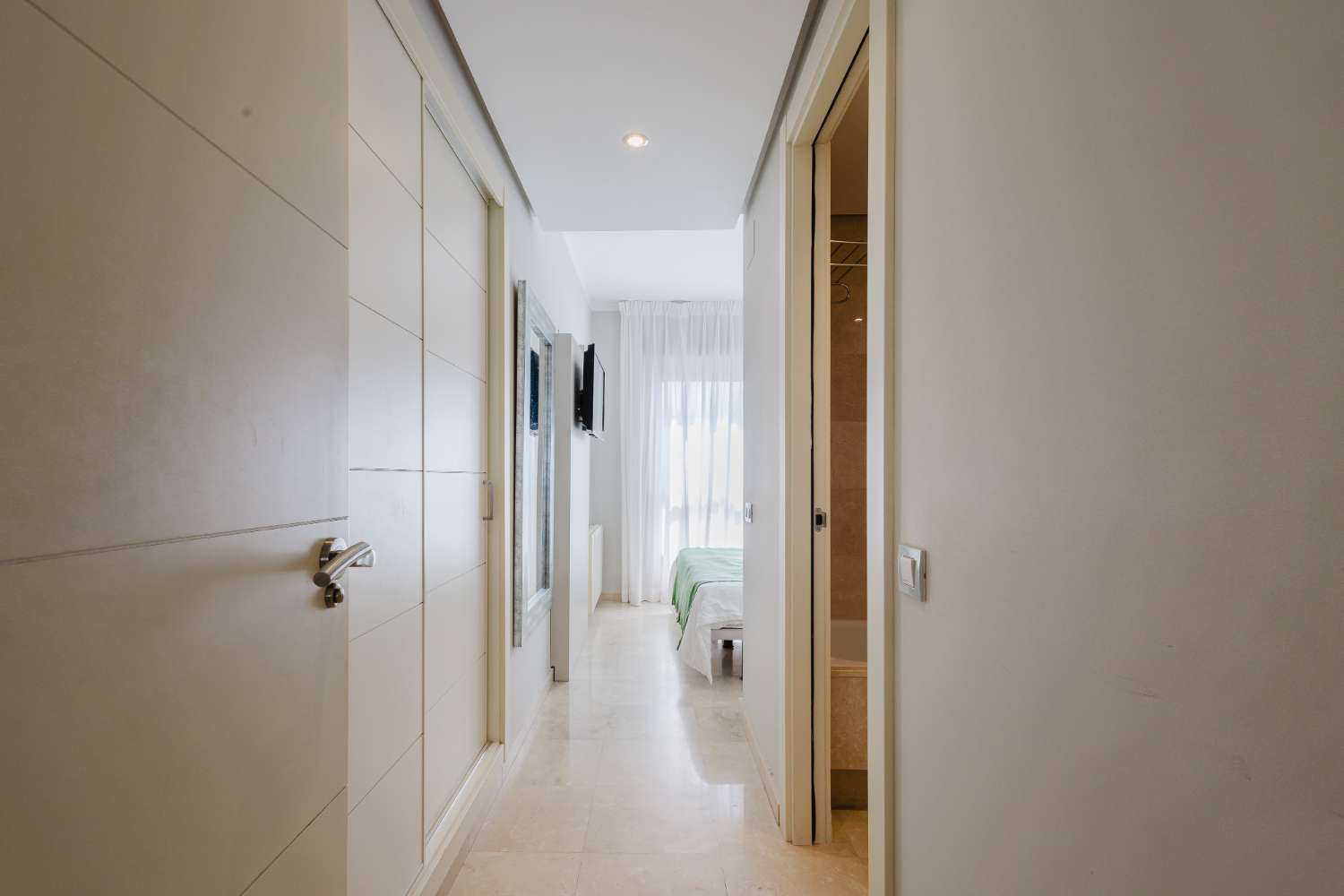 EXCLUSIVO ÁTICO CON TERRAZA DE 37 M², VISTAS AL MAR, GARAJE Y TRASTERO EN LAS COLINAS GOLF