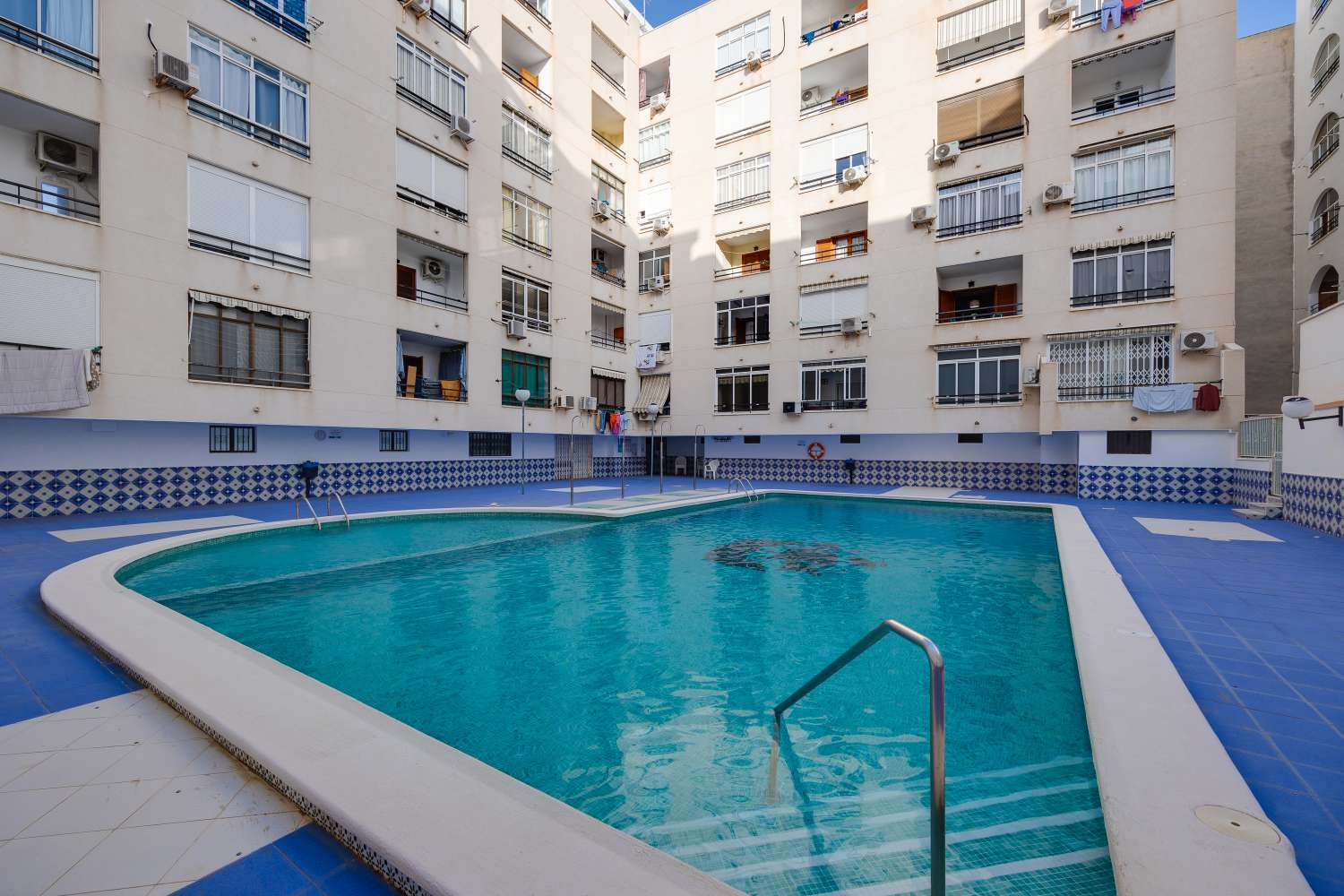APARTAMENTO CON ORIENTACIÓN SUR, TERRAZA Y PISCINA A 500 METROS DE LA PLAYA DEL CURA