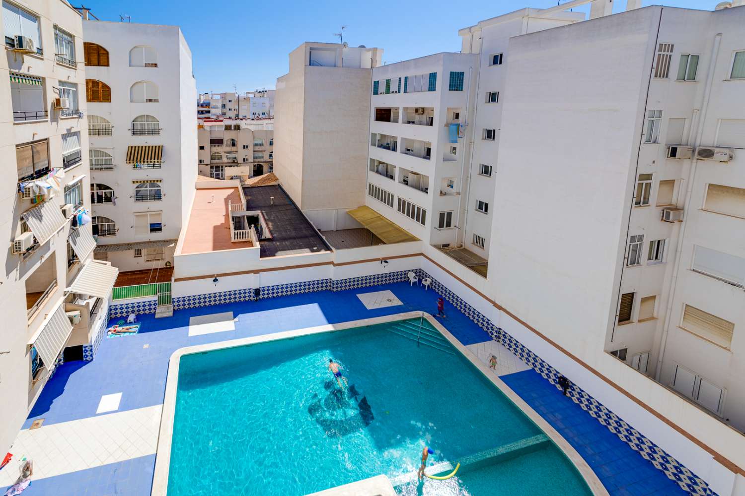 APARTAMENTO CON ORIENTACIÓN SUR, TERRAZA Y PISCINA A 500 METROS DE LA PLAYA DEL CURA