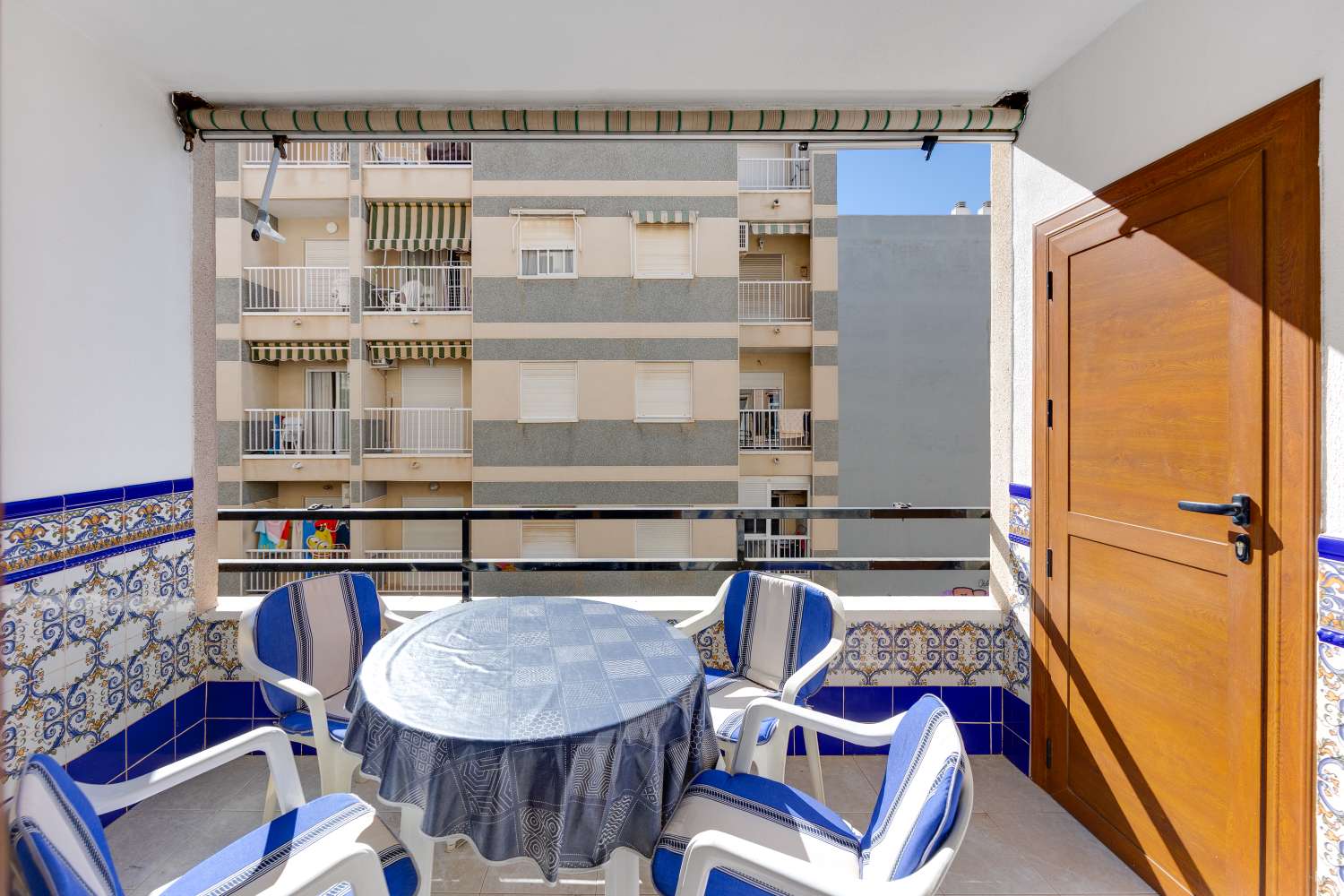 APARTAMENTO CON ORIENTACIÓN SUR, TERRAZA Y PISCINA A 500 METROS DE LA PLAYA DEL CURA