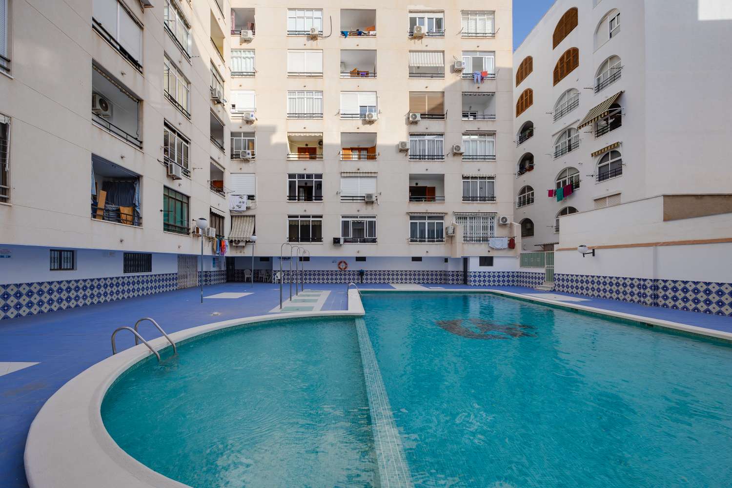 APARTAMENTO CON ORIENTACIÓN SUR, TERRAZA Y PISCINA A 500 METROS DE LA PLAYA DEL CURA