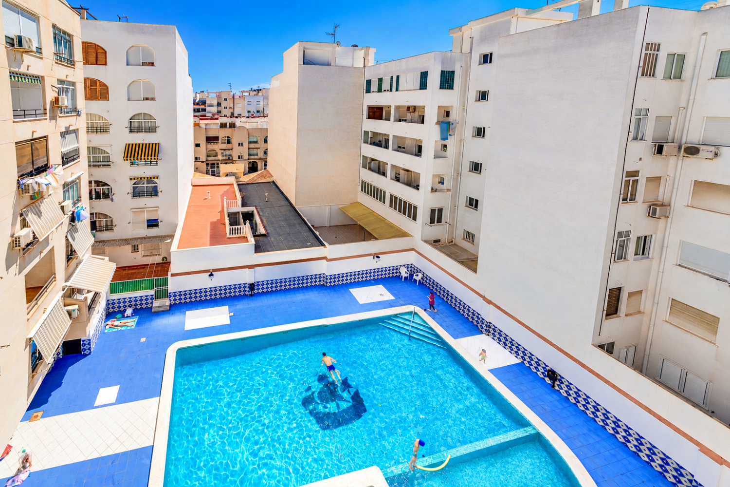 APARTAMENTO CON ORIENTACIÓN SUR, TERRAZA Y PISCINA A 500 METROS DE LA PLAYA DEL CURA