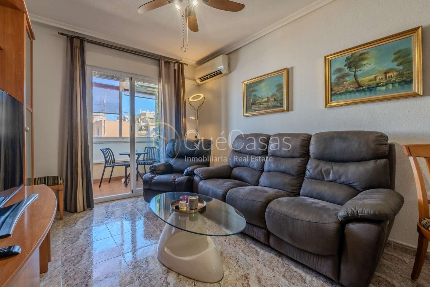 AMPLIO PISO DE 3 DORMITORIOS Y 2 BAÑOS, UNO EN SUITE, LISTO PARA ENTRAR A VIVIR EN TORREVIEJA