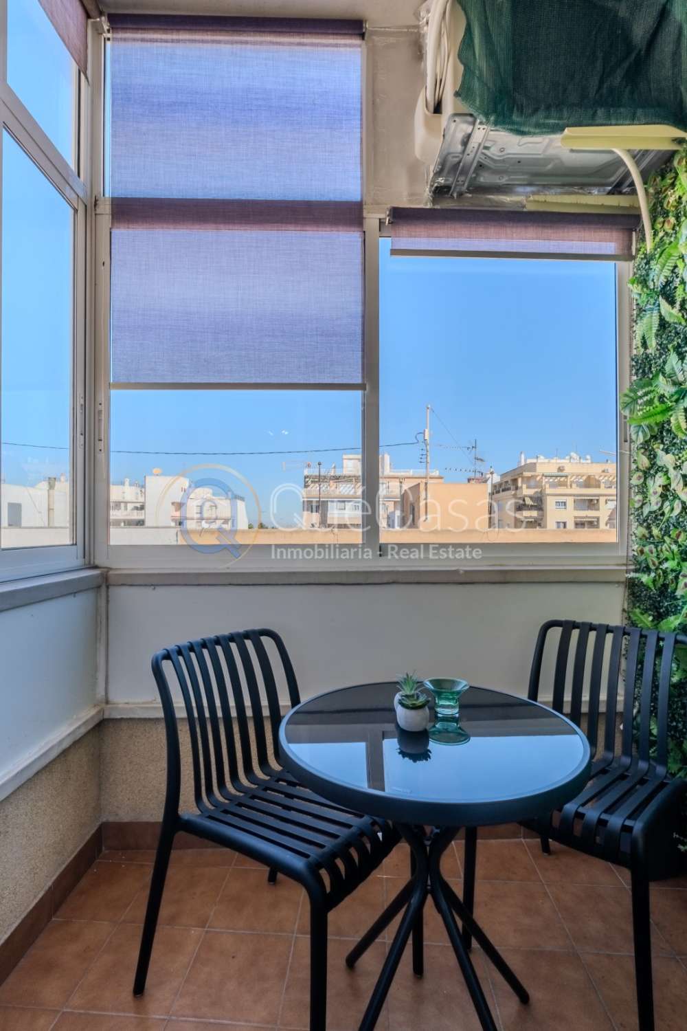 AMPLIO PISO DE 3 DORMITORIOS Y 2 BAÑOS, UNO EN SUITE, LISTO PARA ENTRAR A VIVIR EN TORREVIEJA