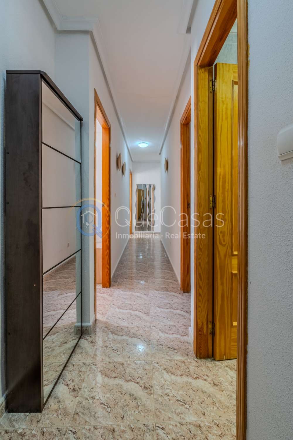 AMPLIO PISO DE 3 DORMITORIOS Y 2 BAÑOS, UNO EN SUITE, LISTO PARA ENTRAR A VIVIR EN TORREVIEJA
