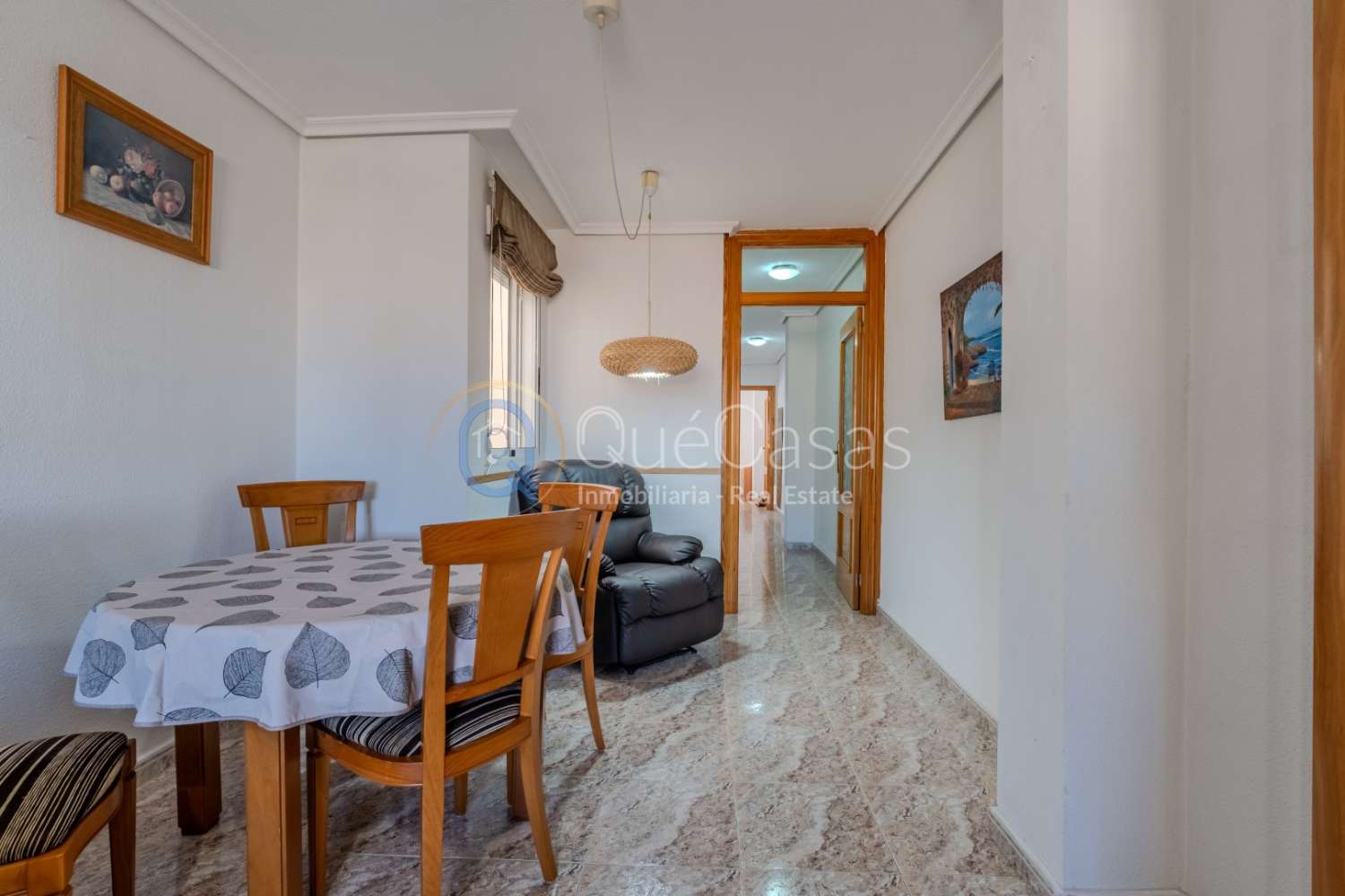 AMPLIO PISO DE 3 DORMITORIOS Y 2 BAÑOS, UNO EN SUITE, LISTO PARA ENTRAR A VIVIR EN TORREVIEJA