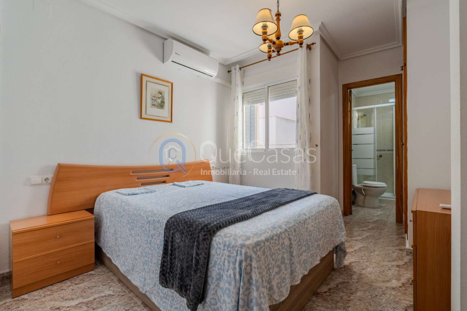 AMPLIO PISO DE 3 DORMITORIOS Y 2 BAÑOS, UNO EN SUITE, LISTO PARA ENTRAR A VIVIR EN TORREVIEJA