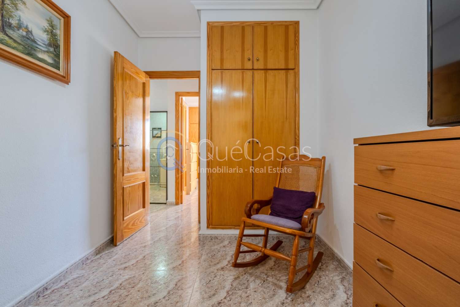 AMPLIO PISO DE 3 DORMITORIOS Y 2 BAÑOS, UNO EN SUITE, LISTO PARA ENTRAR A VIVIR EN TORREVIEJA