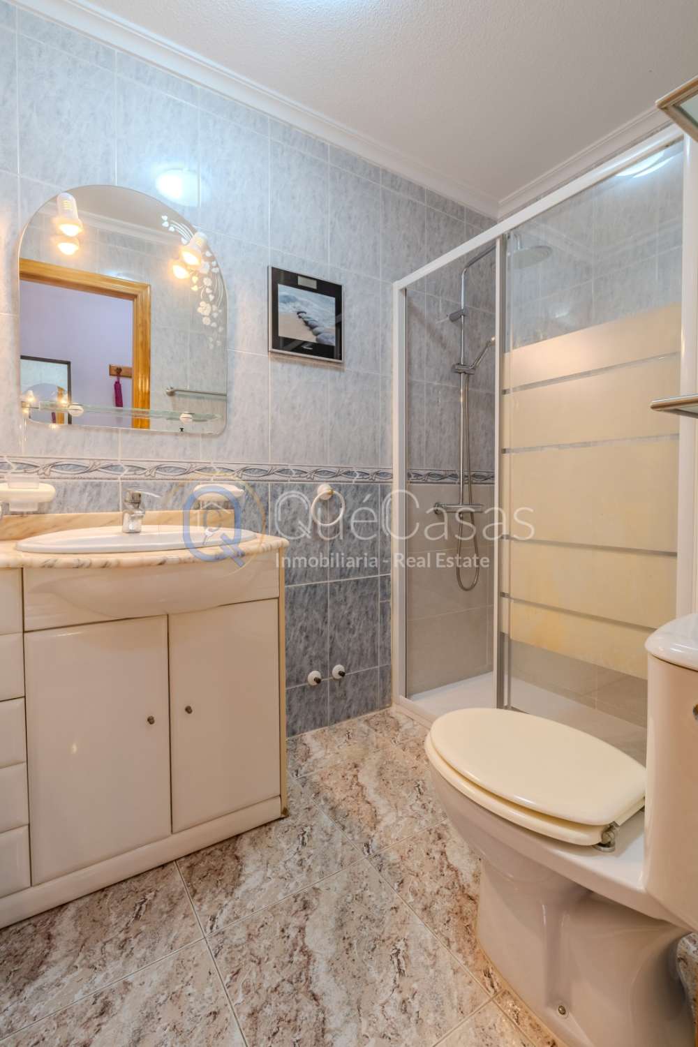 AMPLIO PISO DE 3 DORMITORIOS Y 2 BAÑOS, UNO EN SUITE, LISTO PARA ENTRAR A VIVIR EN TORREVIEJA