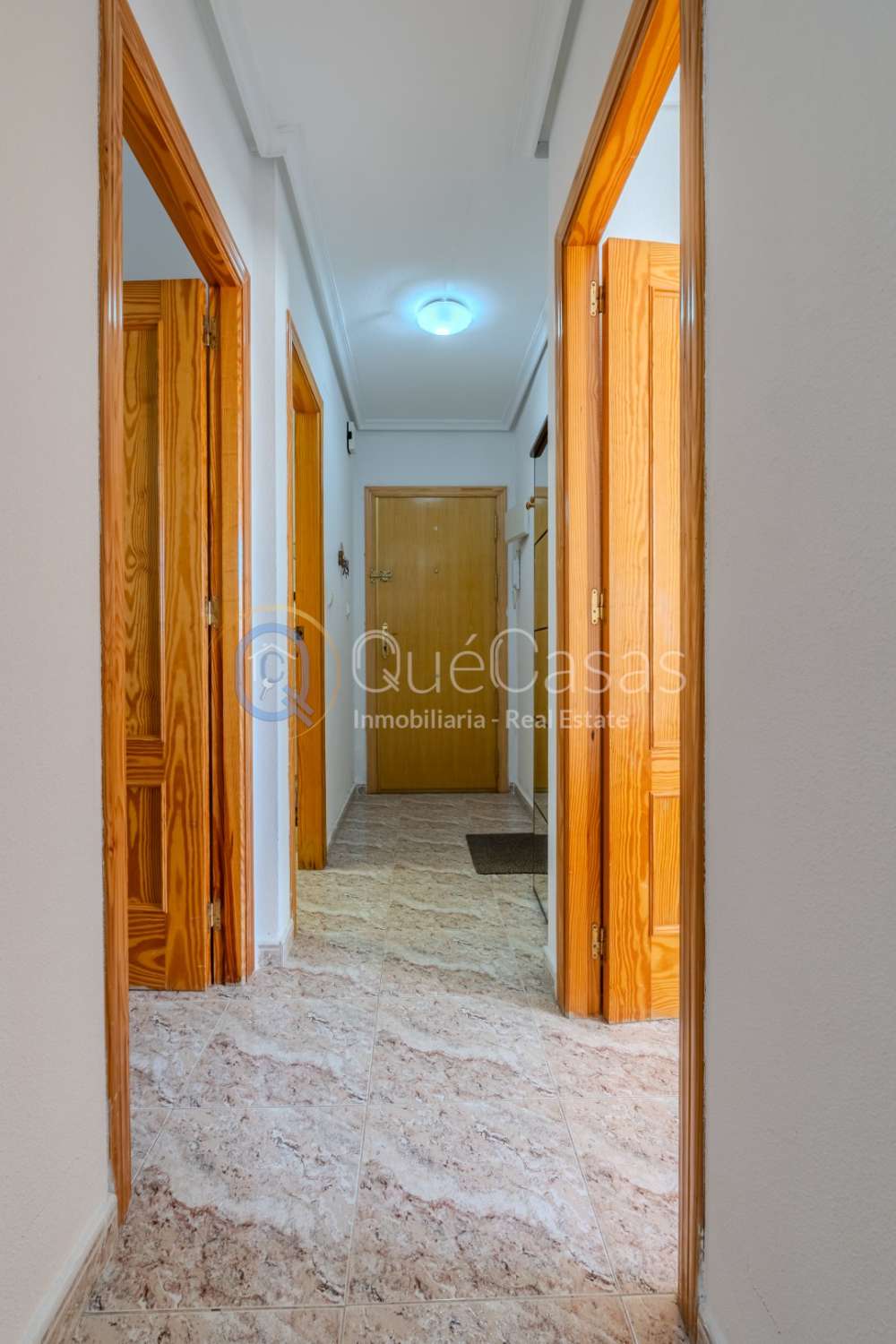 AMPLIO PISO DE 3 DORMITORIOS Y 2 BAÑOS, UNO EN SUITE, LISTO PARA ENTRAR A VIVIR EN TORREVIEJA
