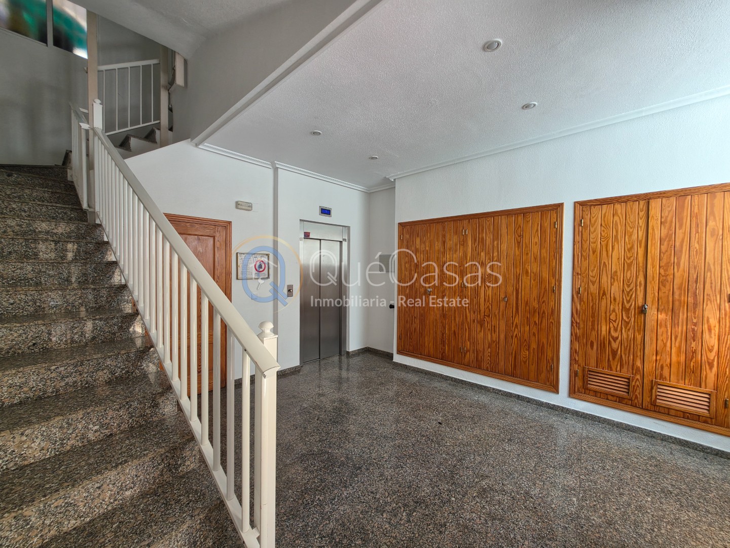 AMPLIO PISO DE 3 DORMITORIOS Y 2 BAÑOS, UNO EN SUITE, LISTO PARA ENTRAR A VIVIR EN TORREVIEJA