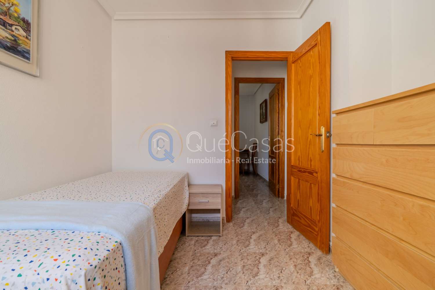 AMPLIO PISO DE 3 DORMITORIOS Y 2 BAÑOS, UNO EN SUITE, LISTO PARA ENTRAR A VIVIR EN TORREVIEJA