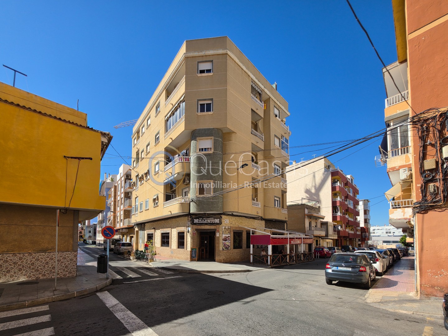 AMPLIO PISO DE 3 DORMITORIOS Y 2 BAÑOS, UNO EN SUITE, LISTO PARA ENTRAR A VIVIR EN TORREVIEJA