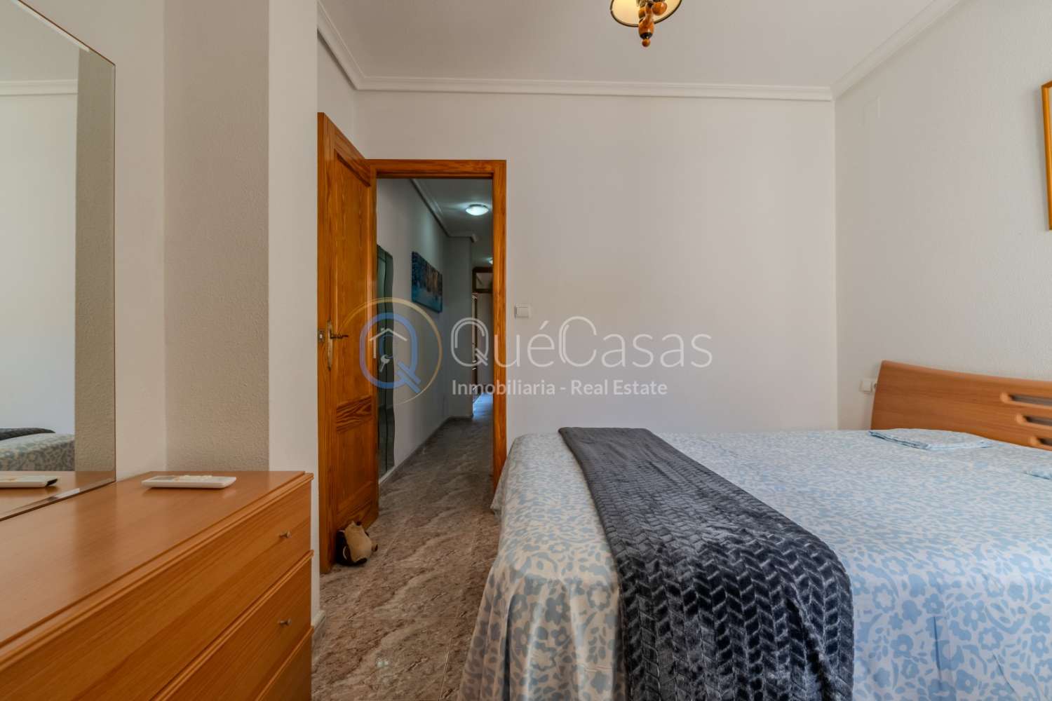 AMPLIO PISO DE 3 DORMITORIOS Y 2 BAÑOS, UNO EN SUITE, LISTO PARA ENTRAR A VIVIR EN TORREVIEJA
