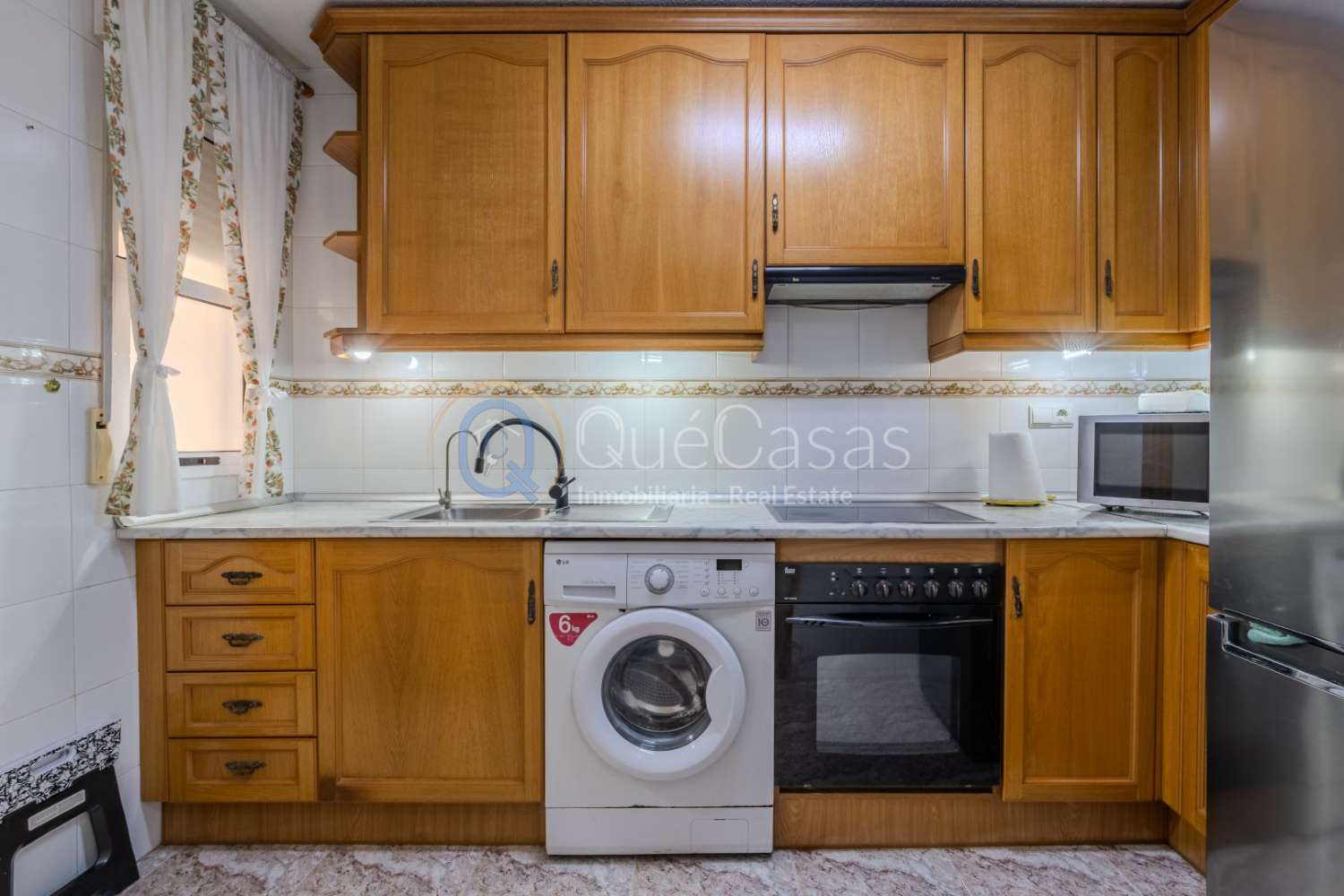AMPLIO PISO DE 3 DORMITORIOS Y 2 BAÑOS, UNO EN SUITE, LISTO PARA ENTRAR A VIVIR EN TORREVIEJA