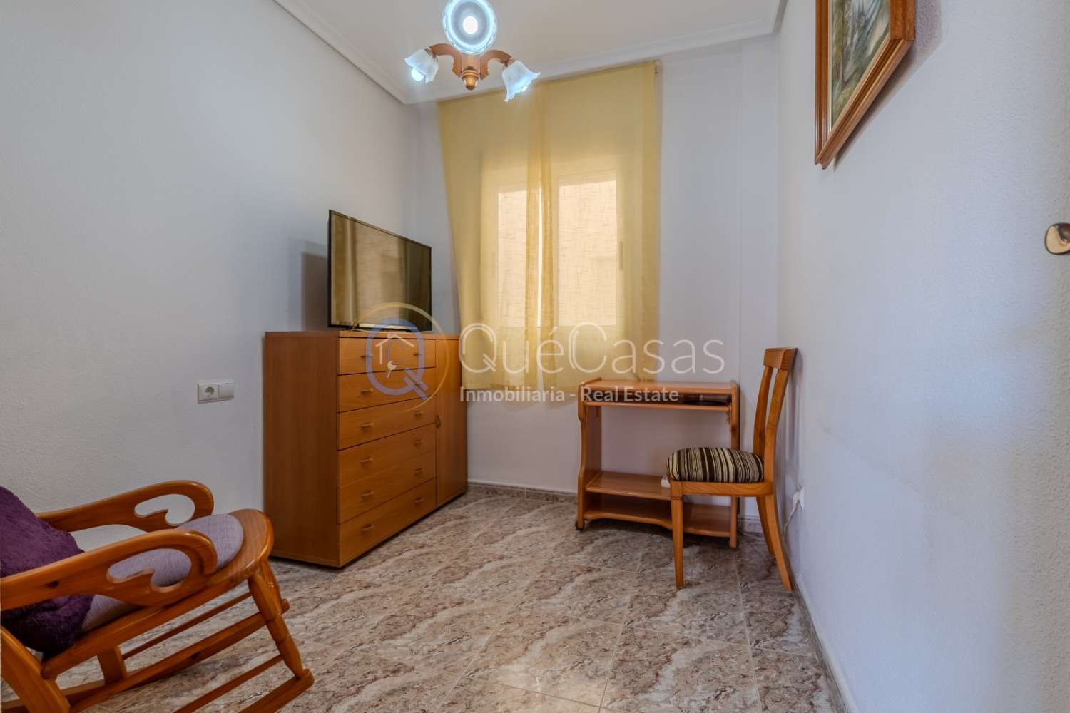 AMPLIO PISO DE 3 DORMITORIOS Y 2 BAÑOS, UNO EN SUITE, LISTO PARA ENTRAR A VIVIR EN TORREVIEJA