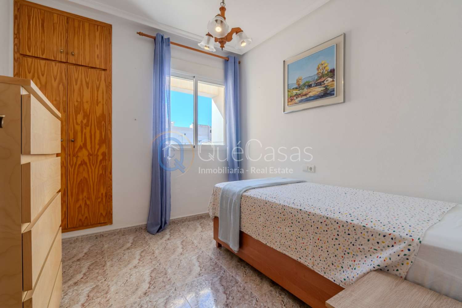 AMPLIO PISO DE 3 DORMITORIOS Y 2 BAÑOS, UNO EN SUITE, LISTO PARA ENTRAR A VIVIR EN TORREVIEJA