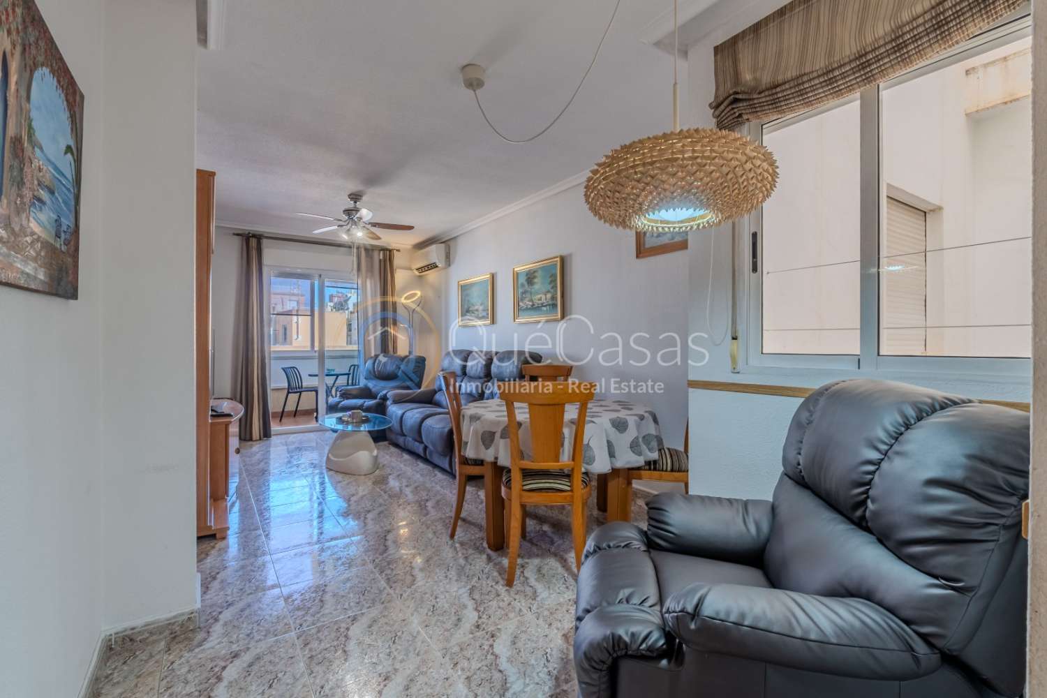 AMPLIO PISO DE 3 DORMITORIOS Y 2 BAÑOS, UNO EN SUITE, LISTO PARA ENTRAR A VIVIR EN TORREVIEJA