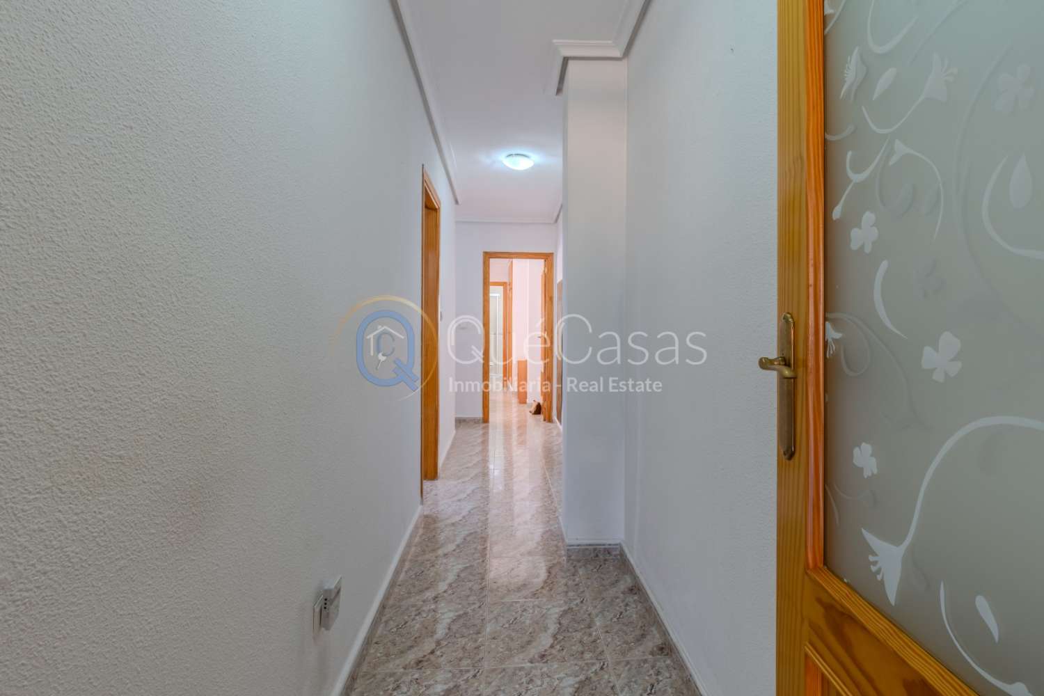 AMPLIO PISO DE 3 DORMITORIOS Y 2 BAÑOS, UNO EN SUITE, LISTO PARA ENTRAR A VIVIR EN TORREVIEJA