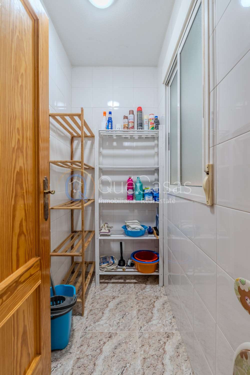 AMPLIO PISO DE 3 DORMITORIOS Y 2 BAÑOS, UNO EN SUITE, LISTO PARA ENTRAR A VIVIR EN TORREVIEJA