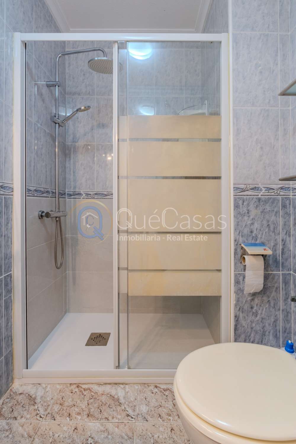 AMPLIO PISO DE 3 DORMITORIOS Y 2 BAÑOS, UNO EN SUITE, LISTO PARA ENTRAR A VIVIR EN TORREVIEJA