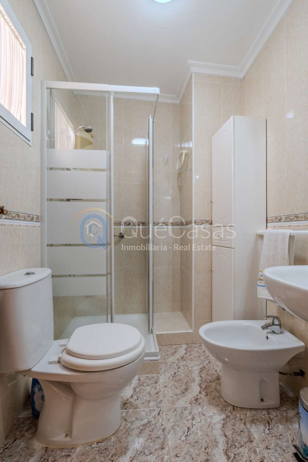 AMPLIO PISO DE 3 DORMITORIOS Y 2 BAÑOS, UNO EN SUITE, LISTO PARA ENTRAR A VIVIR EN TORREVIEJA