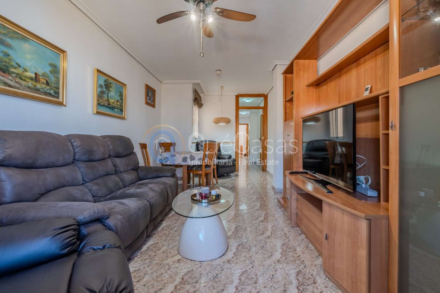 AMPLIO PISO DE 3 DORMITORIOS Y 2 BAÑOS, UNO EN SUITE, LISTO PARA ENTRAR A VIVIR EN TORREVIEJA