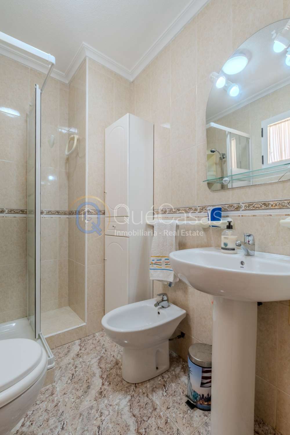 AMPLIO PISO DE 3 DORMITORIOS Y 2 BAÑOS, UNO EN SUITE, LISTO PARA ENTRAR A VIVIR EN TORREVIEJA