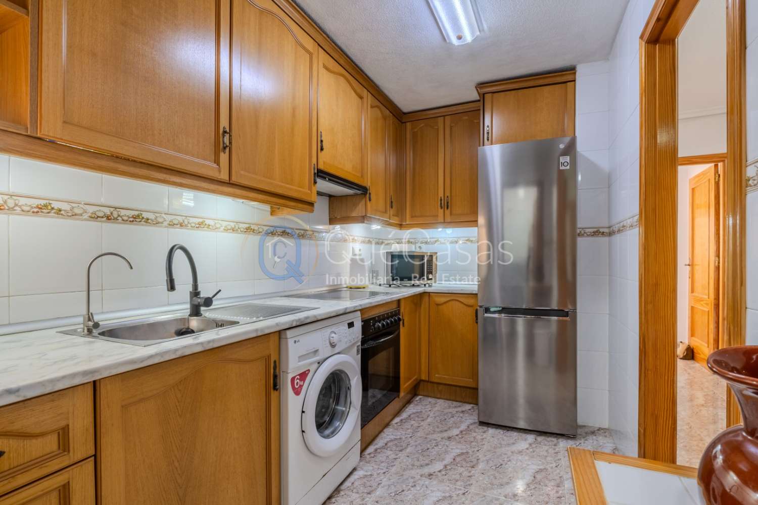 AMPLIO PISO DE 3 DORMITORIOS Y 2 BAÑOS, UNO EN SUITE, LISTO PARA ENTRAR A VIVIR EN TORREVIEJA
