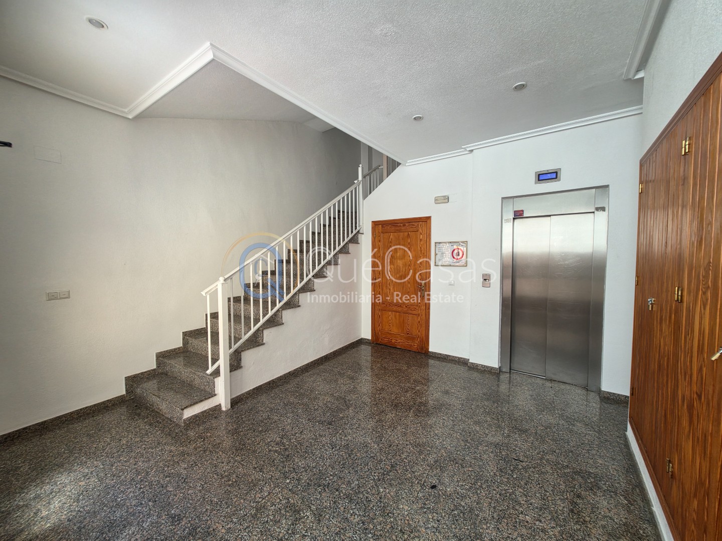 AMPLIO PISO DE 3 DORMITORIOS Y 2 BAÑOS, UNO EN SUITE, LISTO PARA ENTRAR A VIVIR EN TORREVIEJA